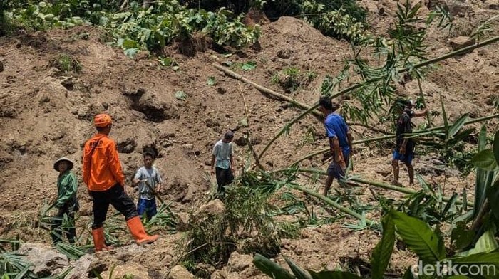 Petugas SAR di mencari korban hilang di tengah longsor Kec Tonjong, Brebes, Selasa (11/3/2025).
