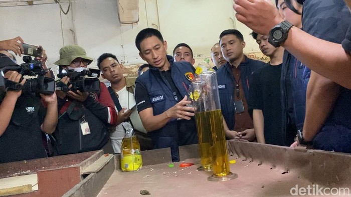 Polda Metro Jaya sidak Pasar Kemayoran, Jakarta Pusat. Di lokasi ditemukan Minyakita 1 liter tapi isinya cuma 800 mililiter.