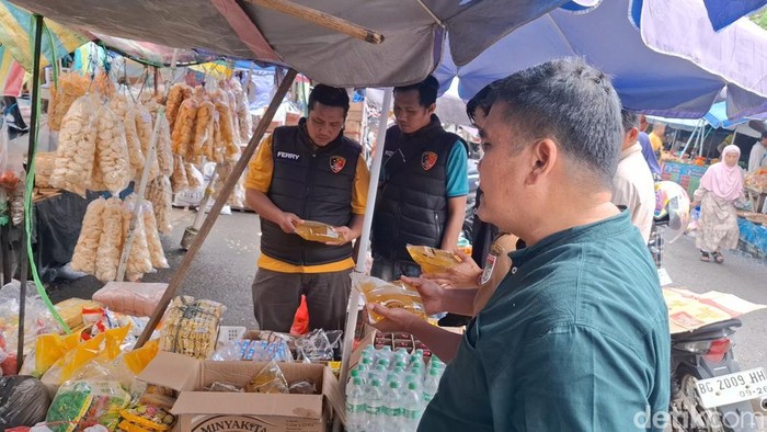 Polisi melakukan sidak di pasar Lubuklinggau dan menemukan Minyakita naik