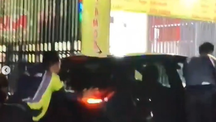 Polisi membantu pengendara mendorong mobilnya yang mogok akibat genangan air di Pondok Aren, Tangsel. Foto: Tangkapan layar akun instagram Polsek Pondok Aren.