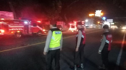 Polisi mendatangi lokasi kebakaran rumah makan di Banjar Tegal Belodan, Desa Dauh Peken, Tabanan, Bali, Selasa (11/3/2025). (Foto: Dok. Polres Tabanan)