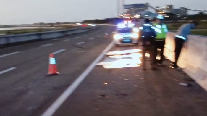 Polisi mengamankan muatan besi dari truk yang terjun di Tol Cibitung.