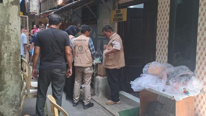 Polisi mengumpulkan barang bukti di lokasi pembunuhan ibu dan anak berinisial TSL (59) dan ES (35), Jalan Angke Barat RT5/2 Angke, Tambora, Jakarta Barat, Selasa (11/3/2025).