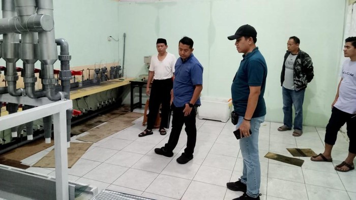 Polisi saat melakukan pengecekan salah satu produsen Miyakita di Kudus. Foto diunggah Selasa (11/3/2025).