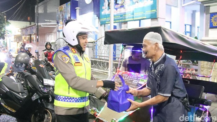 Polres Banjarnegara gelar sahur on the road sekaligus bagi-bagi nasi box kepada warga, Selasa (11/3/2025).