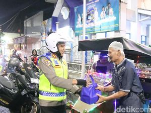 Gelar Patroli Sahur On The Road, Polres Banjarnegara Bagikan Nasi Boks ke Warga