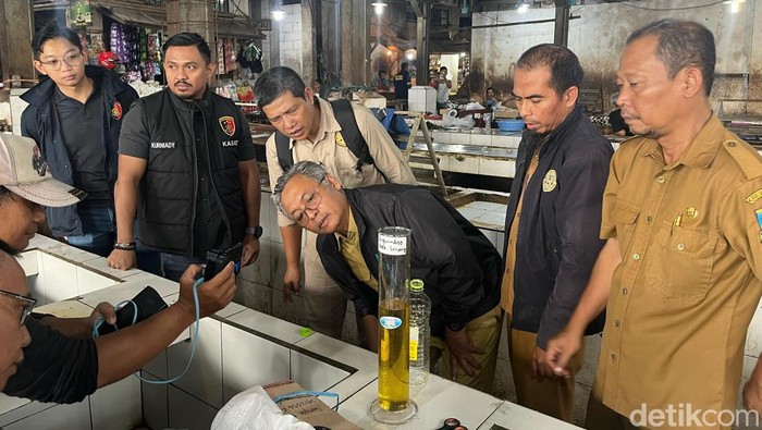 Polres Serang dan Disperindag Pemkab Serang menemukan minyak goreng Minyakita di Pasar Ciruas tak sesuai takaran. Kemasan botol 1 liter tapi isinya cuma 750 ml. (Bahtiar/detikcom)