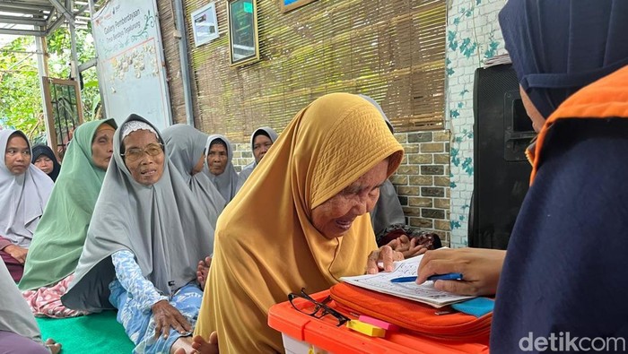 Potret Mak Karci yang gigih belajar iqro