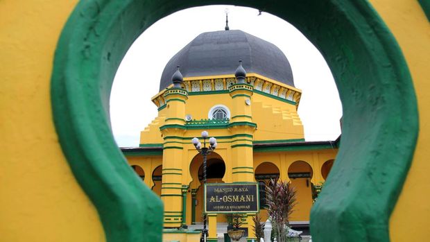 Potret Masjid Tertua Peninggalan Kesultanan di Medan Suasana Masjid Al Osmani di Medan, Sumatera Utara, Selasa (11/3/2025). Masjid Al Osmani yang memiliki warna khas Melayu tersebut merupakan masjid tertua di Kota Medan yang dibangun pada tahun 1854 oleh Kesultanan Deli. ANTARA FOTO/Yudi Manar/nym.