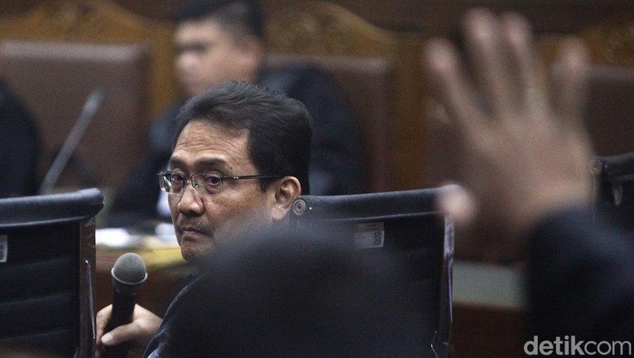 (Kiri-kanan) Pakar digital forensic Irwan Haryanto, pengajar FH Universitas Pancasila Agus Surono dan guru besar Universitas Jenderal Soedirman Hibnu Nugroho diambil sumpah sebelum memberikan keterangan sebagai ahli dalam sidang lanjutan kasus suap hakim yang mengadili Ronald Tannur, di Pengadilan Tipikor, Jakarta, Selasa (11/3/2025).