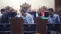 Sidang tersebut mendudukan 3 hakim Erintuah Damanik, Mangapul dan Heru Hanindyo sebagai terdakwa karena diyakini Jaksa Penuntut Umum (JPU) menerima suap senilai Rp 4,6 miliar untuk membebaskan terdakwa Gregorius Ronald Tannur dalam kasus pembunuhan.