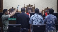 (Kiri-kanan) Pakar digital forensic Irwan Haryanto, pengajar FH Universitas Pancasila Agus Surono dan guru besar Universitas Jenderal Soedirman Hibnu Nugroho diambil sumpah sebelum memberikan keterangan sebagai ahli dalam sidang lanjutan kasus suap hakim yang mengadili Ronald Tannur, di Pengadilan Tipikor, Jakarta, Selasa (11/3/2025).