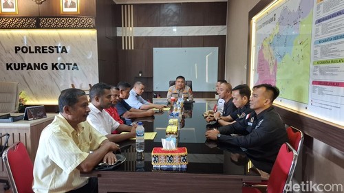 Pengurus PSHT Cabang Kupang 030 saat bertemu Kapolresta Kupang Kota, Kombes Aldinan Manurung, di Mapolresta Kupang Kota, Selasa (11/3/2025) sore. (Yufengki Bria/detikBali).