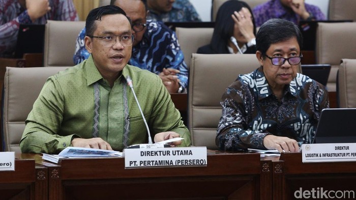 Direktur Utama Pertamina Simon Aloysius Mantiri menggelar rapat kerja dengan Komisi VI DPR di Kompleks Parlemen, Senayan, Jakarta, Selasa (11/3/2025).