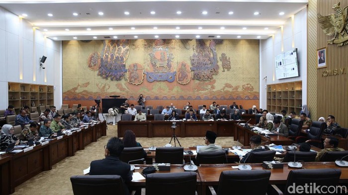 Rapat di DPR, Bos Pertamina Janji Bersihkan SPBU Nakal Direktur Utama Pertamina Simon Aloysius Mantiri menggelar rapat kerja dengan Komisi VI DPR di Kompleks Parlemen, Senayan, Jakarta, Selasa (11/3/2025).