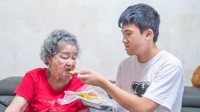 Remaja Ini Hemat Uang Makan dan Kerja di Kedai Kwetiau Demi Neneknya