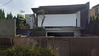 Rumah Ridwan Kamil tampak memiliki desain fasad yang modern dengan banyak elemen persegi. Rumahnya didominasi warna hitam dan putih pada bagian dinding dan atap. Foto: Tangkapan Layar Google Maps