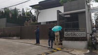 Rumahnya ditutup pagar dorong berwarna hitam kecoklatan, serasi dengan pagar dinding. Lalu, terdapat bangunan pos penjaga di depan rumah. Foto: Septian Bima Bagaskara