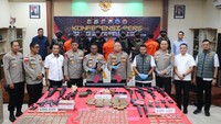 Jumpa pers pengungkapan jaringan pemasok senpi dan amunisi untuk KKB digelar Ruang Rupatama Polda Jatim, Selasa (11/3/2025).
