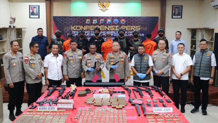 Satgas Ops Damai Cartenz Gagalkan Penyelundupan Senpi ke KKB Papua Satgas Damai Cartenz membongkar jaringan pemasok senpi dan amunisi untuk KKB. Selain 7 tersangka, Satgas juga menyita 17 pucuk senpi dan 3.573 butir amunisi.