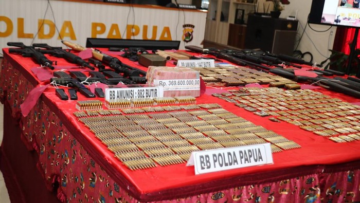 Satgas Damai Cartenz membongkar jaringan pemasok senpi dan amunisi untuk KKB. Selain 7 tersangka, Satgas juga menyita 17 pucuk senpi dan 3.573 butir amunisi.
