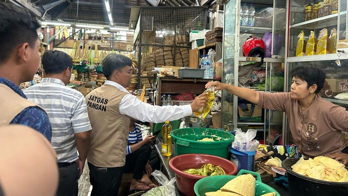 Satgas Pangan melakukan pengecekan Minyakita di Pasar Gede, Solo, Selasa (11/3/2025).