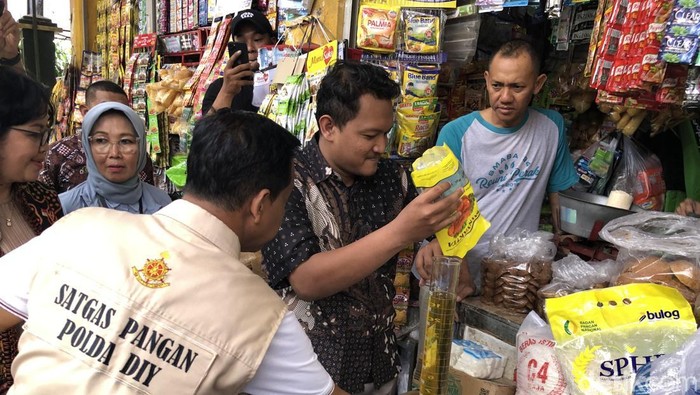 Satgas pangan polda DIY bersama Disperindag mengecek isi Minyakita di Pasar Beringharjo, Selasa (11/3/2025).