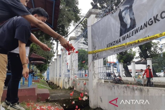Sejumlah anggota Ikatan Alumni Fisipol UKI melakukan tabur bunga atas meninggalnya Kenzha Ezra Walewangko (ANTARA/HO-Ikatan Alumni Fisipol UKI)