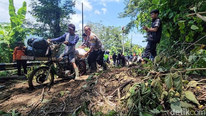 Sejumlah pengendara menembus longsor di Sukabumi