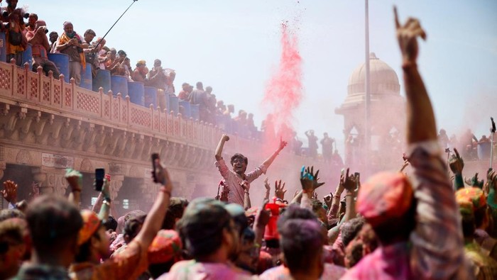 Hindu devotees take part in the religious festival of Holi inside a temple in Nandgaon, in the state of Uttar Pradesh, India, March 9, 2025. REUTERS/Adnan Abidi