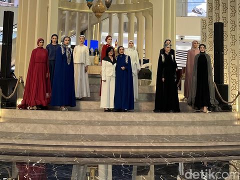 Senayan City menghadirkan instalasi selama bulan Ramadan bertajuk Ramadan Radiance dan berkolaborasi dengan Buttonscarves.