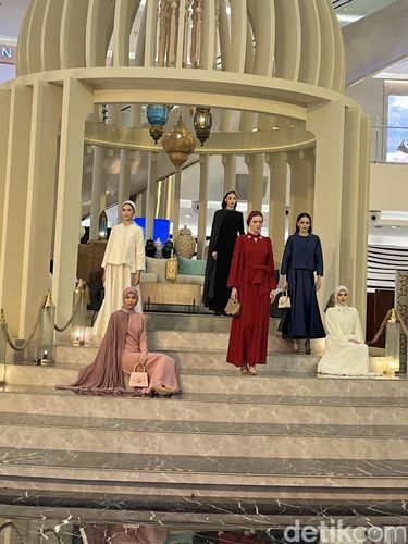 Senayan City menghadirkan instalasi selama bulan Ramadan bertajuk Ramadan Radiance dan berkolaborasi dengan Buttonscarves.