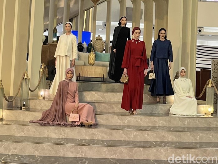 Senayan City menghadirkan instalasi selama bulan Ramadan bertajuk Ramadan Radiance dan berkolaborasi dengan Buttonscarves. Senayan City menghadirkan instalasi selama bulan Ramadan bertajuk Ramadan Radiance dan berkolaborasi dengan Buttonscarves.