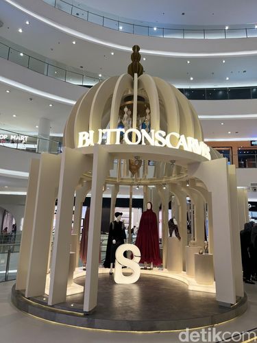 Senayan City menghadirkan instalasi selama bulan Ramadan bertajuk Ramadan Radiance dan berkolaborasi dengan Buttonscarves.