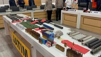 Dari tersangka TP (45) Tim Polda Jatim menyita  5 pucuk senpi panjang rakitan dan 2 senpi laras pendek rakitan.