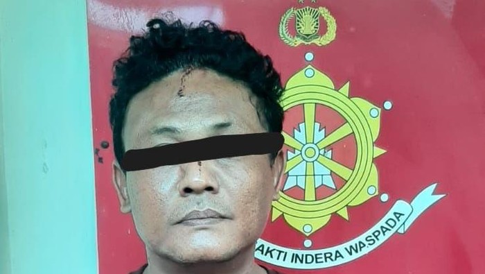 Seorang pria berinisial DT (45) ditangkap polisi di Pangkalan Angkot Jaklingko, Stasiun Tanah Abang, Jakarta Pusat usai memalak sopir jaklingko. (Dok istimewa).
