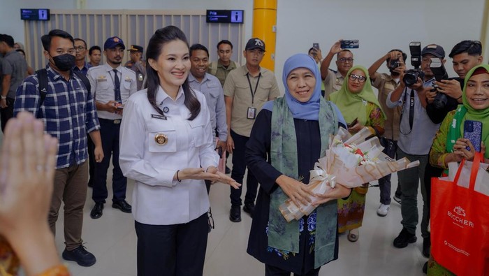 Sherly Tjoanda saat menyambut kedatangan Khofifah Indar Parawansa di Kota Ternate.
