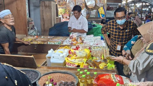 Pemkot Mataram menemukan Minyakita kemasan 1 liter disunat menjadi 850 mililiter di Pasar Kebon Roek, Ampenan, Mataram, Selasa (11/3/2025).