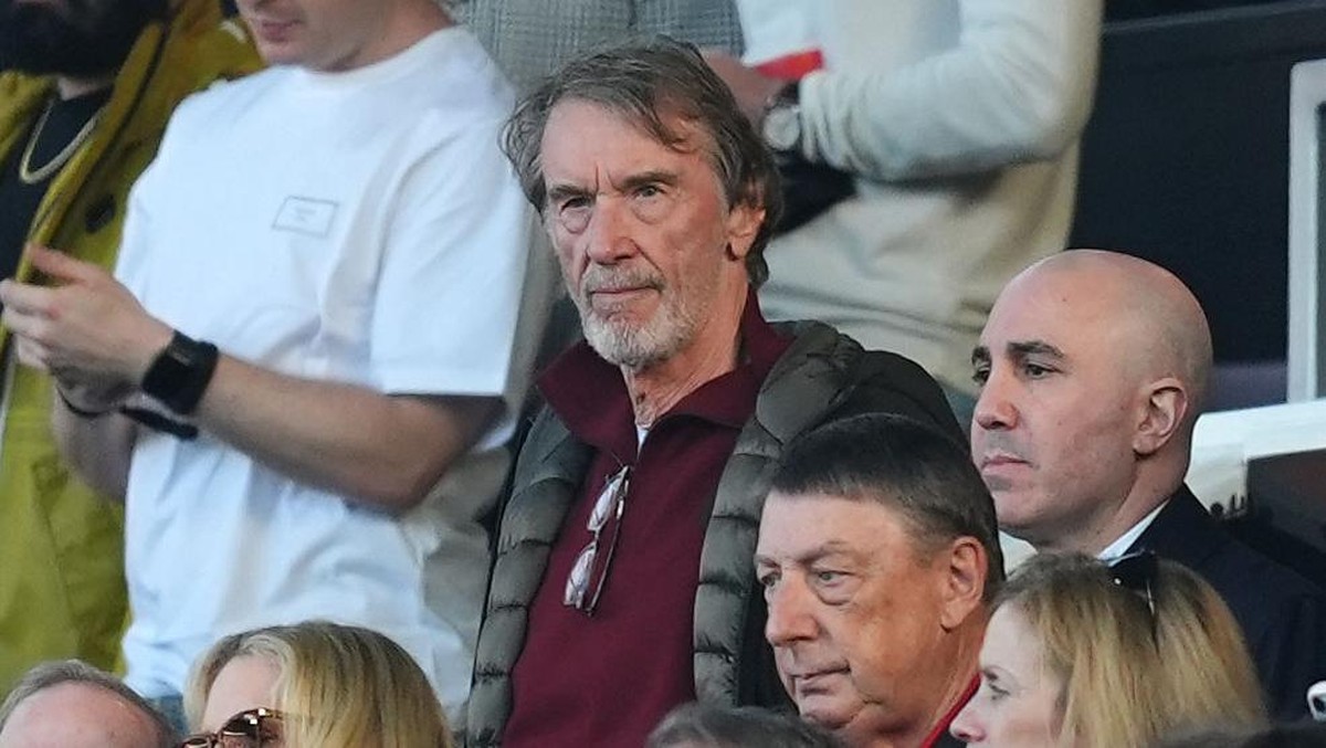 Sir Jim Ratcliffe (tengah) saat menonton duel MU vs Arsenal akhir pekan lalu. Foto: PA Images via Getty Images/Martin Rickett - PA Images