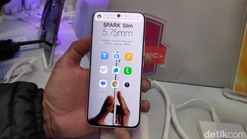 Kemudian ada Tecno Spark Slim yang tebalnya nggak sampai 6 mm. Meski tipis baterainya cukup jumbo yakni 5.200 mAh dengan teknologi pengisian cepat 45W. Foto: Moch Prima Fauzi/detikcom