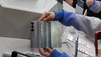 Ini adalah prototype ponsel lipat tiga dari Tecno yaitu Phantom Ultimate 2. Kalau dilipat tebalnya hanya 11 mm dengan layar 6,48 inch. Tapi kalau dibuka layarnya menjadi 10 inch. Foto: Moch Prima Fauzi/detikcom