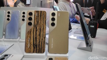 Back case dari Camon 40 Series ini terbuat dari bahan alami. Sebelah kiri terbuat dari kopi dan beraroma kopi. Sedangkan yang kanan terbuat dari serbuk kayu. Foto: Moch Prima Fauzi/detikcom