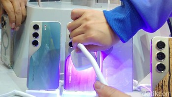 Kalau yang ini back case Camon 40 Series yang bisa berubah warna kalau terkena sinar UV. Teknologinya dinamakan photochromic cellulose acetafe color. Foto: Moch Prima Fauzi/detikcom