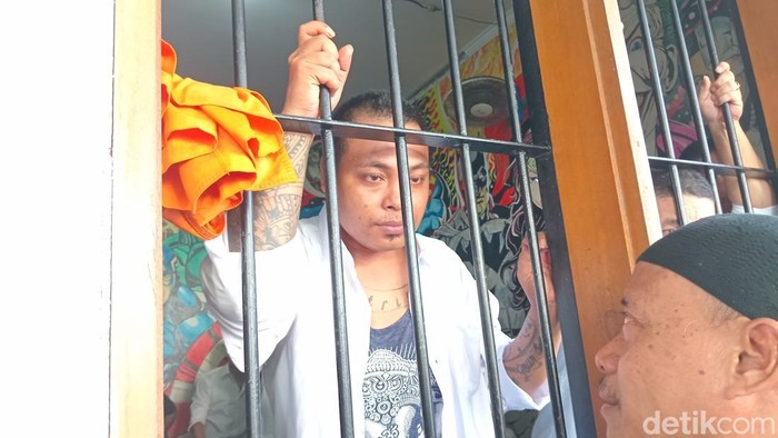 Agus mendekam di ruang tahanan PN Denpasar, Selasa (11/3/2025). (Aryo Mahendro/detikBali).