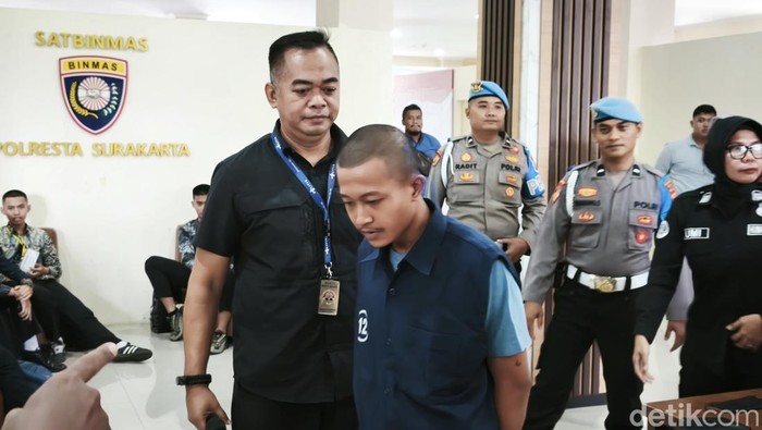 Tersangka kasus pornografi, APP (diborgol) saat konferensi pers di Mapolresta Solo, Selasa (11/3/2025).