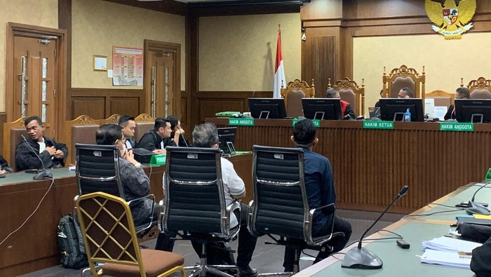 Tiga hakim nonaktif Pengadilan Negeri (PN) Surabaya keberatan keterangan saksi dari Komisi Yudisial (KY) hanya dibacakan di ruang sidang (Mulia/detikcom).