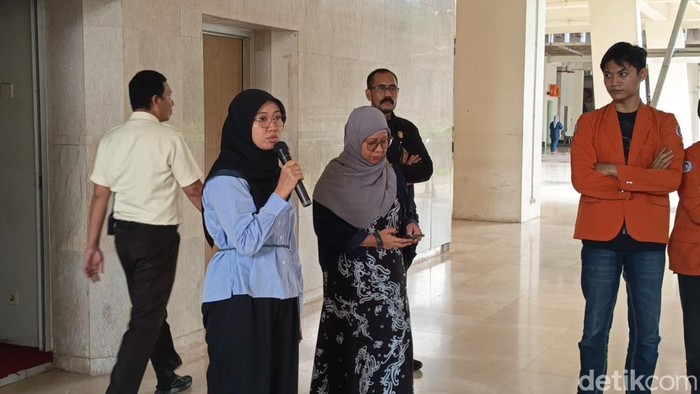 Tim Satgas PPKS UNM Ririn Nurfaathirany Heri saat menemui massa aksi.