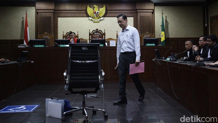 Terdakwa kasus dugaan korupsi impor gula Thomas Lembong mengikuti sidang lanjutan dengan agenda pembacaan tanggapan atas eksepsi di Pengadilan Tipikor, Jakarta, Selasa (11/3/2025).