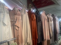Apakah Mukena Berbahan Tipis Sah untuk Sholat?