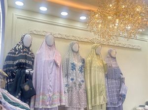 Mukena Ini Laris di Tanah Abang untuk Lebaran 2025, Bahan Silk Berhias Renda